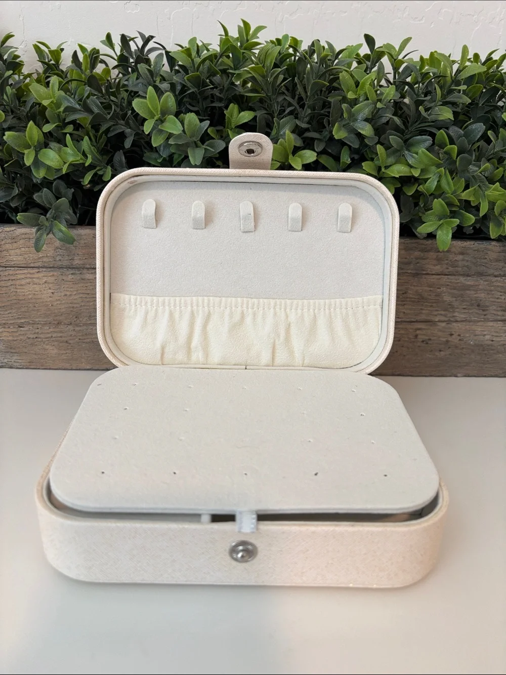 Compact Cream Jewelry Storage Box with Snap Closure
